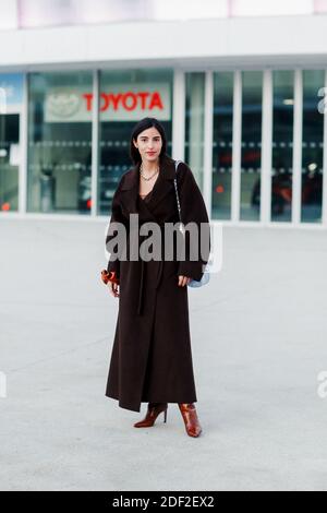 Im Stil der Straße, Bettina Looney Ankunft in Jacquemus Herbst-Winter 2020-2021 Show, in La Defense Arena, Paris, Frankreich, am 18. Januar 2020 statt. Foto von Marie-Paola Bertrand-Hillion/ABACAPRESS.COM Stockfoto