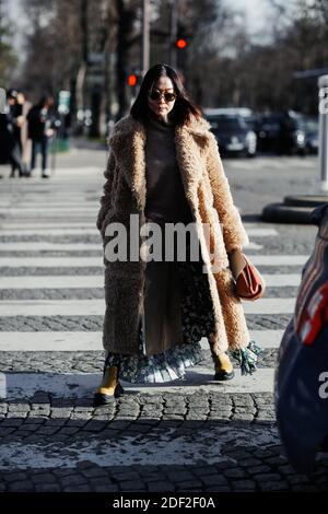 Street Style, Maiko Shibata Ankunft in Sacai Herbst Winter 2020-2021 Menswear Show, im Grand Palais, Paris, Frankreich, am 18. Januar 2020 statt. Foto von Marie-Paola Bertrand-Hillion/ABACAPRESS.COM Stockfoto