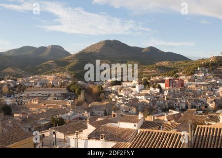 Ein Blick über Caravaca de la Cruz in der Provinz Murcia, Spanien. Beachten Sie die Fassade der Plaza de Torros - das Gebäude mit der roten Fassade auf der rechten Seite. Stockfoto