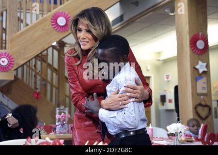 US First Lady Melania Trump umarmt einen Jungen, als sie am Valentinstag am 14. Februar 2020 im Children's Inn an den National Institutes of Health in Bethesda, Maryland, ist. Foto von Yuri Gripas/ABACAPRESS.COM Stockfoto