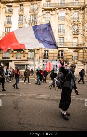 Die Beschäftigten des Gesundheitswesens nehmen an einer Demonstration Teil, die das Kollektiv Inter-Hospitals am 14. Februar 2020 in Paris, Frankreich, im Rahmen eines geplanten Streiks und einer Demonstration im Gesundheitswesen einberufen hat. Foto von Tanguy Magnien/ABACAPRESS.COM Stockfoto