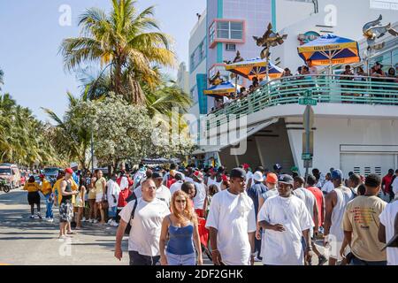 Miami Beach Florida, South Beach, Ocean Drive, Hip Hop Memorial Day Wochenende schwarzafrikanische Afrikaner Menge, Mann Männer Frau Frau Wet Willie's Bar Restaurant Stockfoto