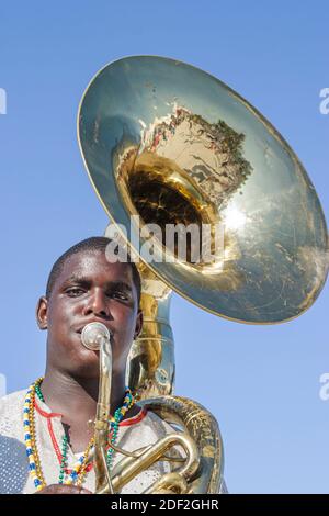 Miami Beach, Florida, South Beach, Ocean Drive, schwarzafrikanischer Afrikaner, karibischer Mann, Tuba-Musiker mit Junkanoo-Band, der aufführt, Stockfoto