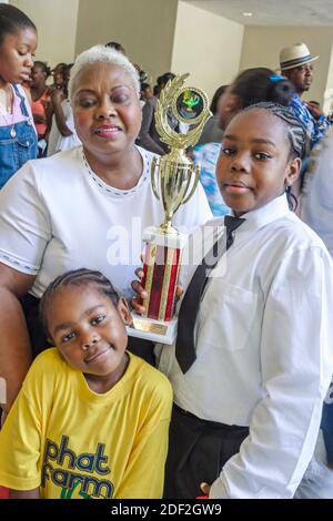 Miami Florida, Poinciana Park Grundschule, 5. Klasse Graduation Übung Veranstaltung Zeremonie, Student schwarz afrikanisch haitianischen Immigranten Mädchen li Stockfoto