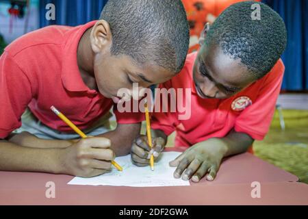 Miami Florida, Little Haiti Edison Park Elementary School, Studenten schwarz afrikanisch junge Jungen männlich schreiben, Stockfoto