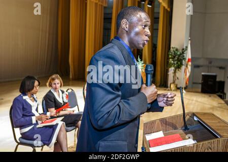 Miami Florida, Poinciana Park Elementary School, Abschlussveranstaltung der 5. Klasse, Schüler mit schwarzem afrikanischem Mikrofon, Lehrer, haitianischer Immigran Stockfoto