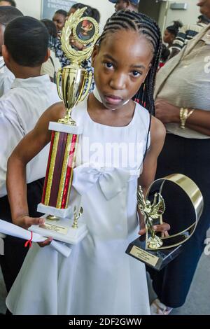 Miami Florida, Poinciana Park Grundschule, 5. Klasse Graduation Übung Veranstaltung Zeremonie, Student schwarz afrikanisch haitianischen Immigranten Mädchen AW Stockfoto