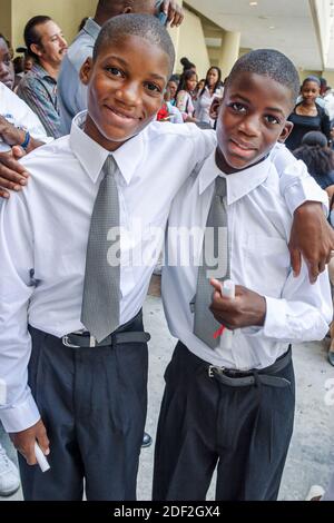 Miami Florida, Poinciana Park Elementary School, Abschlussveranstaltung der 5. Klasse, Schüler mit schwarzem afrikanischem Mikrofon, Lehrer, haitianischer Immigran Stockfoto