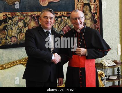 Vatikanstaatssekretär Pietro Parolin trifft am 15. Februar 2020 im Vatikan den Vorsitzenden der Präsidentschaft von Bosnien und Herzegowina, Zeljko Komsic. Foto : Eric Vandeville/ABACAPRESS.COM Stockfoto