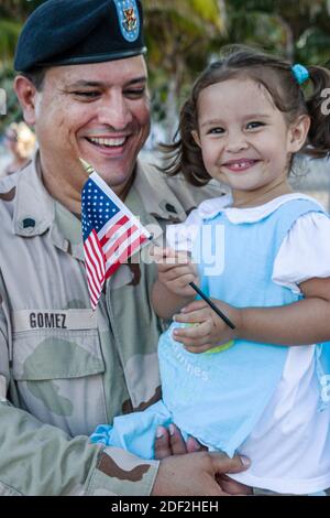 Miami Beach Florida, Ocean Drive, Lummus Park, 4. Juli Feier Staatsbürgerschaftszeremonie Einbürgerung, Militär Soldat Hispanic Mann hält Tochter Stockfoto