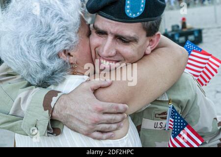 Miami Beach Florida, Ocean Drive, Lummus Park, 4. Juli Feier Staatsbürgerschaftszeremonie Einbürgerung Vereidigung, Militär-Personal-Soldat männlich ma Stockfoto