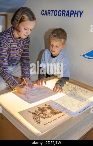 Alabama Florence Children's Museum of the Shoals, Hands-on-Exponate Kartographie Kartenerstellung, Teenager Teenager Mädchen Freiwillige Shows zeigen Jungen, wie t Stockfoto