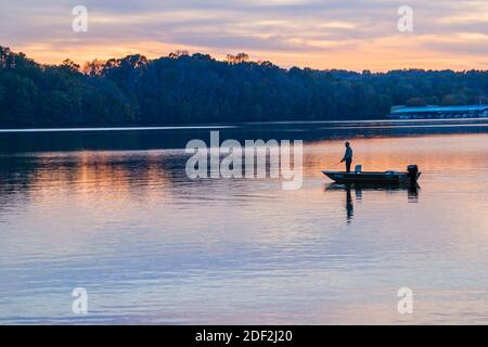 Alabama Rogersville Joe Wheeler State Park, First Creek Tennessee River, Abenddämmerung Fischerboot Mann Fischer Silhouette Stockfoto