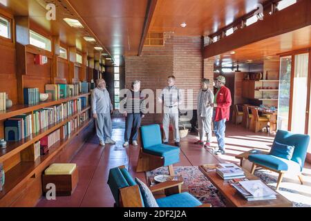 Alabama Florence Rosenbaum Haus, entworfen vom Architekten Frank Lloyd Wright, Usonian Design gebaut 1939 Zypressenholz im Inneren, Guide Group Tour visi Stockfoto