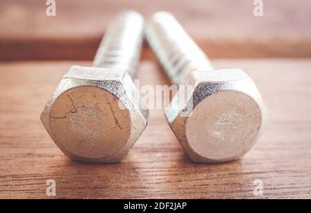 Eine Nahaufnahme von zwei Metallbolzen neben jedem Andere Stockfoto