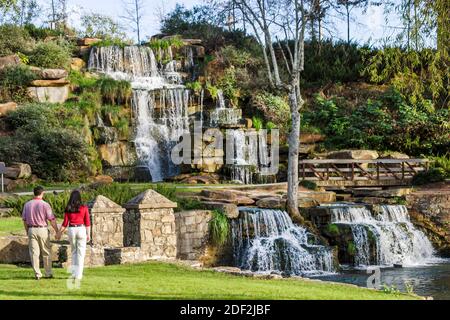 Alabama Tuscumbia Spring Creek Park Cold Water Falls, der größte von Menschen gemachte Wasserfall aus Naturstein der Welt, Paar, Mann, Frau, Stockfoto