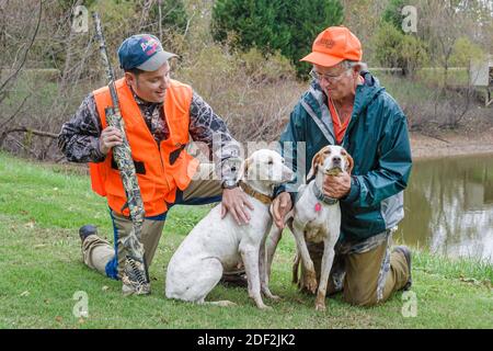 Alabama Town Creek Doublehead Resort Wachteljagdführer, englische Zeigerhunde Männer Tarngewehr Schrotflinte, Stockfoto