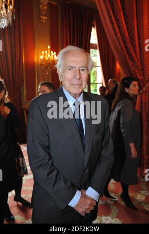 Datei pgeto vom 12. Juni 2008 von Jean Daniel nimmt an einer Zeremonie im Elysee-Palast Teil, während der französische Präsident Nicolas Sarkozy drei Persönlichkeiten, Priester Alain de la Morandais, Schriftsteller Malek Chebel und Priester Patrick Desbois in Paris, Frankreich, die Legion d'Honneur verleiht. Journalist und Autor, Gründer und Chefredakteur der Wochenzeitung Le Nouvel Observateur starb um 99 Uhr, wie heute bekannt gegeben wurde. Foto von Ammar Abd Rabbo/ABACAPRESS.COM Stockfoto