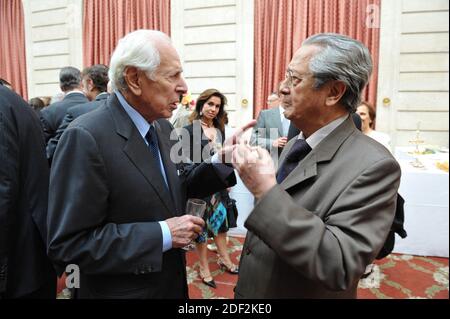 Datei Foto vom 12. Juni 2008 von Rechtsanwalt Jacques Verges und Journalist Jean Daniel (L) bei einer Zeremonie im Elysee-Palast, während der französische Präsident Nicolas Sarkozy "Legion d'Honneur" auf drei Persönlichkeiten Priester Alain de la Morandais, Schriftsteller Malek Chebel, Priester Patrick Desbois in Paris, Frankreich verleiht. Journalist und Autor, Gründer und Chefredakteur der Wochenzeitung Le Nouvel Observateur starb um 99 Uhr, wie heute bekannt gegeben wurde. Foto von Ammar Abd Rabbo/ABACAPRESS.COM Stockfoto