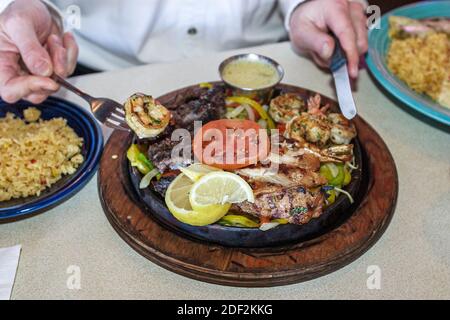 Huntsville Alabama, Rosie's Mexican Cantina, Restaurant innen Lebensmittelplatte Fajitas Shrimp Beef Chicken, Stockfoto