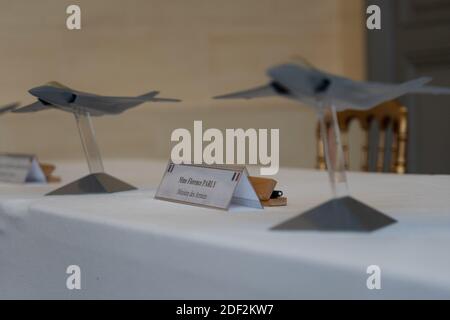 Modelle der FCAS-Demonstratoren (Future Combat Air System) sind am Hôtel de Brienne in Paris, Frankreich, am 20. Februar 2020 zu sehen. Das Tri-nationale Future Combat Air System (FCAS oder Systeme Combat Eyrien Futur, oder SCAF, in Französisch) hat nun offiziell gestartet, als die Regierungen von Frankreich und Deutschland gemeinsam den ersten Rahmenvertrag (Phase 1A) am 12. Februar vergeben haben. Foto von Florent Bardos/ABACAPRESS.COM Stockfoto