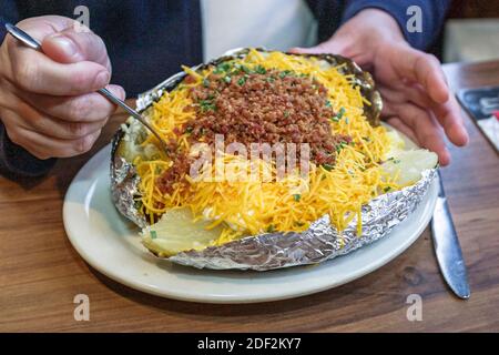 Alabama Decatur Big Bob Gibson BBQ Restaurant, innen serviert Schweinefleisch Rindfleisch Huhn Bar-b-q gefüllte gebackene Kartoffeln, Stockfoto