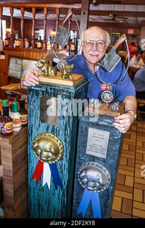 Alabama Decatur Big Bob Gibson BBQ Restaurant, innen Innenkochwettbewerb Trophäen Mann Manager, Stockfoto