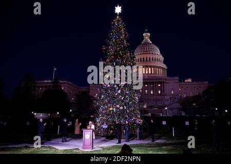 Washington, DC, USA. Dezember 2020. 2. Dezember 2020 - Washington, DC, Vereinigte Staaten: House Speaker NANCY PELOSI (D-CA) spricht bei der Beleuchtungszeremonie für den US-Kapitol-Weihnachtsbaum. Quelle: Michael Brochstein/ZUMA Wire/Alamy Live News Stockfoto