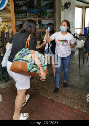 Lokales Sanitäterteam, das Fieber auf Touristen überprüft, die am 17. Februar 2020 im Hafen von Dumaguete auf Negros Island, Philippinen ankommen, da die Coronavirus Covid-19-Epidemie im Land befürchtet wird. Foto von Christophe Geyres/ABACAPRESS.COM Stockfoto