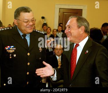 Washington, D.C. - 21. Juni 2006 -- Bürgermeister Michael Bloomberg (Republikaner von New York City), rechts, teilt einige Gedanken mit Washington, Charles Ramsey, Polizeichef der US-Regierung, bevor er vor dem Ausschuss des Repräsentantenhauses der Vereinigten Staaten für innere Sicherheit über die jüngste Entscheidung des US-amerikanischen Heimatschutzministeriums, 40 % der Finanzhilfen gegen den Terrorismus an New York und Washington zu kürzen, eine Erklärung abgab, DC - zwei der am höchsten gefährdeten Städte in den Vereinigten Staaten in Washington, DC, USA, am 21. Juni 2006. Foto von Ron Sachs / CNP/ABACAPRESS.COM Stockfoto