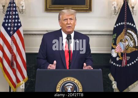 Washington DC, USA. Dezember 2020. In diesem Frame-Clip von Facebook, Präsident Donald J. Trump, die über die Wahlergebnisse in einem Video aufgenommen im Weißen Haus ohne Publikum am Mittwoch, 2. Dezember 2020. Für die Aufnahme war kein Drücken zulässig. Trump wiederholte falsche und unbegründete Vorwürfe eines weit verbreiteten Wahlbetrugs, als er sich weiterhin weigert, die Wahl einzugestehen, die er vor einem Monat an den designierten Präsidenten Joe Biden verloren hat. Kredit: UPI/Alamy Live Nachrichten Stockfoto