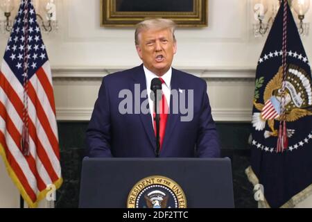 Washington DC, USA. Dezember 2020. In diesem Frame-Clip von Facebook, Präsident Donald J. Trump, die über die Wahlergebnisse in einem Video aufgenommen im Weißen Haus ohne Publikum am Mittwoch, 2. Dezember 2020. Für die Aufnahme war kein Drücken zulässig. Trump wiederholte falsche und unbegründete Vorwürfe eines weit verbreiteten Wahlbetrugs, als er sich weiterhin weigert, die Wahl einzugestehen, die er vor einem Monat an den designierten Präsidenten Joe Biden verloren hat. Kredit: UPI/Alamy Live Nachrichten Stockfoto