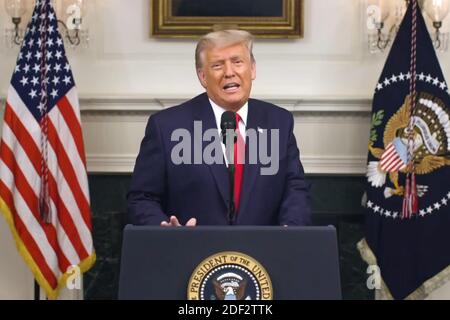 Washington DC, USA. Dezember 2020. In diesem Frame-Clip von Facebook, Präsident Donald J. Trump, die über die Wahlergebnisse in einem Video aufgenommen im Weißen Haus ohne Publikum am Mittwoch, 2. Dezember 2020. Für die Aufnahme war kein Drücken zulässig. Trump wiederholte falsche und unbegründete Vorwürfe eines weit verbreiteten Wahlbetrugs, als er sich weiterhin weigert, die Wahl einzugestehen, die er vor einem Monat an den designierten Präsidenten Joe Biden verloren hat. Kredit: UPI/Alamy Live Nachrichten Stockfoto