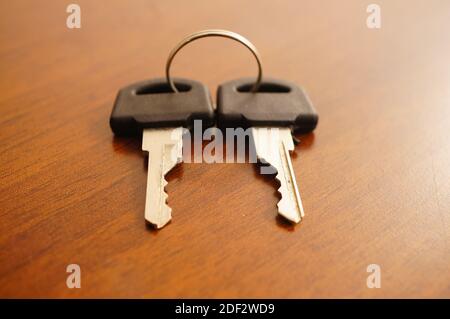 Eine Nahaufnahme von zwei schwarzen Tasten neben jedem Andere auf dem Tisch Stockfoto