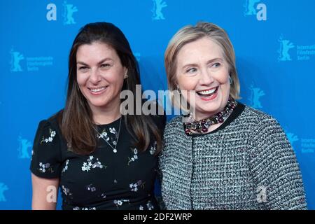 Die ehemalige US-Außenministerin und First Lady Hillary Rodham Clinton und die US-Regisseurin Nanette Burstein bei der Hillary-Premiere im Rahmen der 70. Berlinale am 24. Februar 2020 in Berlin. Foto von Aurore Marechal/ABACAPRESS.COM Stockfoto