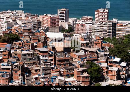 Fragile Wohnbauten der Favela Cantagalo in Rio de Janeiro Stockfoto