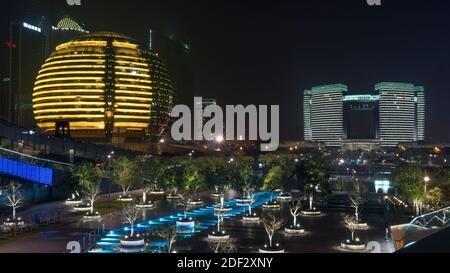 BÜRGERZENTRUM BEI NACHT IN HANGZHOU, ZHEJIANG, CHINA Stockfoto