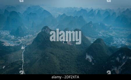 MOON HILL MOUNTAIN IN DER NÄHE VON YANGSHUO, CHINA Stockfoto