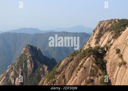 Landschaftlich schöner Sonnenuntergang Blick auf Huangshan / gelbe Bergklippen in China Stockfoto