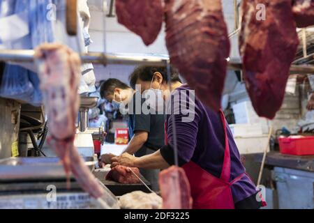Menschen mit Schutzmasken auf dem nassen Markt gesehen. Finanzminister Paul Chan hat heute angekündigt, dass die Staatsausgaben die Einnahmen in den Jahren 2020 bis 21 um 139 Milliarden HK übersteigen werden, das Defizit wird für sechs Jahre in Folge prognostiziert Hongkong, China, 26. Februar 2020. Foto von May James/ABACAPRESS.COM Stockfoto