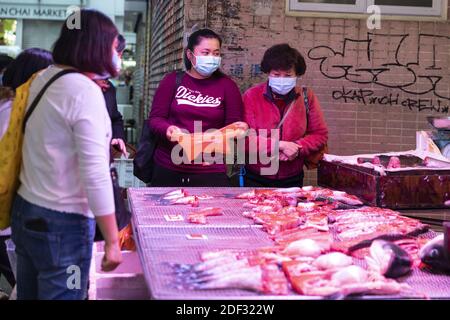 Menschen mit Schutzmasken auf dem nassen Markt gesehen. Finanzminister Paul Chan hat heute angekündigt, dass die Staatsausgaben die Einnahmen in den Jahren 2020 bis 21 um 139 Milliarden HK übersteigen werden, das Defizit wird für sechs Jahre in Folge prognostiziert Hongkong, China, 26. Februar 2020. Foto von May James/ABACAPRESS.COM Stockfoto