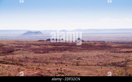 Wüstenmesas nördlich des Mt Herbert in den Chichester Ranges, Millstream Chichester National Park, Pilbara, Westaustralien Stockfoto