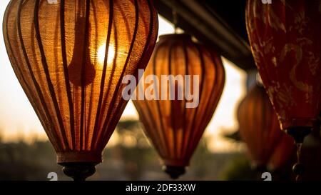 SONNENUNTERGANG UND LATERNEN IN HOI AN, VIETNAM Stockfoto