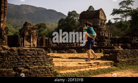 VATER UND SOHN ERKUNDEN MEINEN SOHN TEMPEL IN DER NÄHE VON HOI AN, VIETNAM Stockfoto