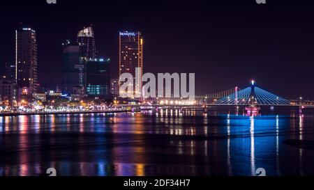 DA NANG SKYLINE BEI NACHT, VIETNAM Stockfoto