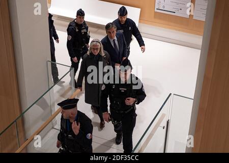 Der ehemalige Premierminister Francois Fillon und seine Frau Penelope verlassen das Gerichtsgebäude am 27. Februar 2020 in Paris, Frankreich, nach dem zweiten Tag ihres Prozesses. Foto von Florent Bardos/ABACAPRESS.COM Stockfoto