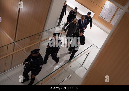 Der ehemalige Premierminister Francois Fillon und seine Frau Penelope verlassen das Gerichtsgebäude am 27. Februar 2020 in Paris, Frankreich, nach dem zweiten Tag ihres Prozesses. Foto von Florent Bardos/ABACAPRESS.COM Stockfoto