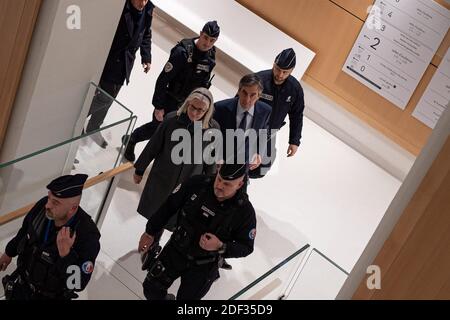 Der ehemalige Premierminister Francois Fillon und seine Frau Penelope verlassen das Gerichtsgebäude am 27. Februar 2020 in Paris, Frankreich, nach dem zweiten Tag ihres Prozesses. Foto von Florent Bardos/ABACAPRESS.COM Stockfoto