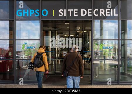 Aktenbild, datiert am 25. März 2019, vom Creil Hospital, Oise, Frankreich. Fast 200 Mitarbeiter des Krankenhauspersonals der Creil und Compiegne Krankenhäuser in Oise sind am 27. Februar als Vorsichtsmaßnahme in ihre Häuser gesperrt. Diese Einrichtungen wurden einige Tage lang von den beiden mit dem Coronavirus infizierten Personen besucht, bevor sie am 25. Oktober in die Universitätskliniken Amiens und Pitié-Salpêtrière in Paris eingeliefert wurden. Foto von Daniel Derajinski/ABACAPRESS.COM Stockfoto