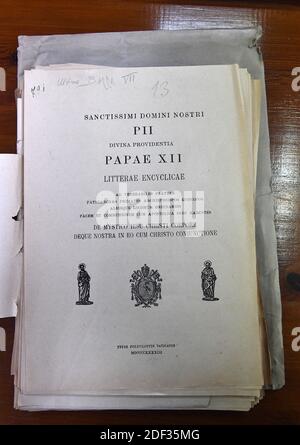 Entwürfe der Enzyklika "Mystici Corporis" auf dem mystischen Kirchenkörper mit Notizen von Papst Pius XII. Sind am 27. Februar 2020 im Vatikan im Vatikanischen Geheimarchiv zu sehen. Das "Archivum Secretum Vaticanum" ist das zentrale Archiv des Heiligen Stuhls, in dem alle Dokumente über die Regierung und die pastorale Tätigkeit des Papstes und die Ämter des Heiligen Stuhls aufbewahrt werden. Der Vatikan wird die geheimen Archive von Papst Pius XII. Öffnen, dem Papst aus der Zeit des Zweiten Weltkriegs, dessen Aufzeichnungen während des Holocaust einer intensiven Prüfung unterzogen wurden. Das Archiv wird am 2. März geöffnet. Ein jüdischer Schwarzer Stockfoto